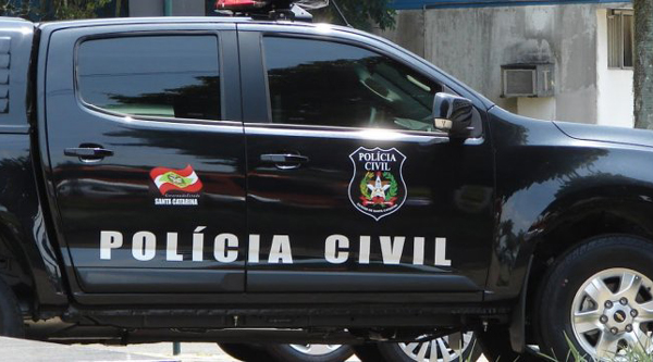 Delegado sobe em palco e acaba com festa irregular em Santa Catarina veja video