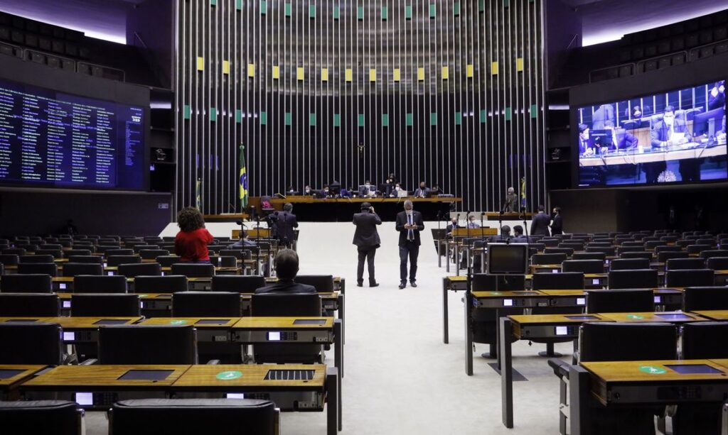 Deputados derrubam veto de Bolsonaro a desoneracao da folha de pagamento