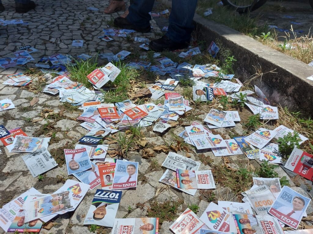 Derrame de santinhos e registrado no Colegio Estadual Dom Luciano