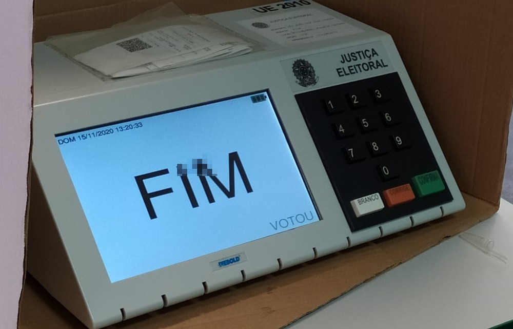 Eleitor e detido apos escrever numero de candidato com caneta na tela da urna