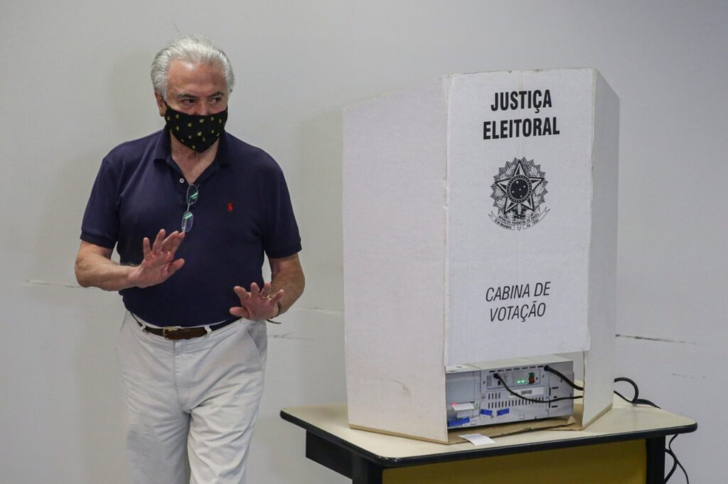 Ex presidente Michel Temer e o primeiro a votar em sua secao eleitoral
