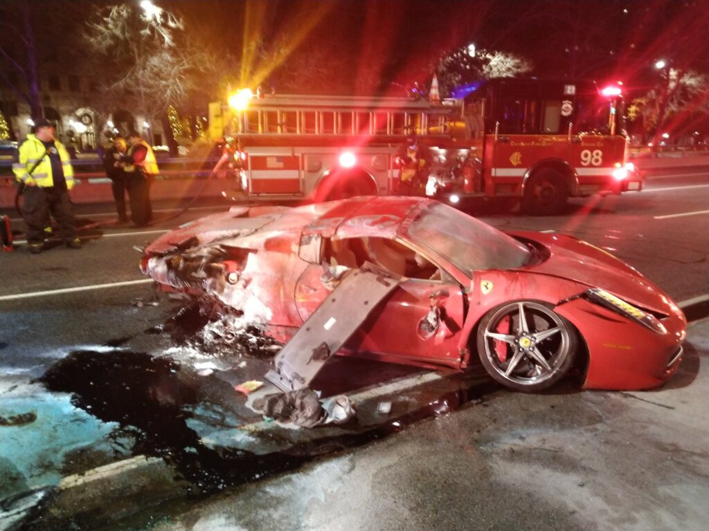 Ferrari capota e pega fogo duas horas apos ser alugada