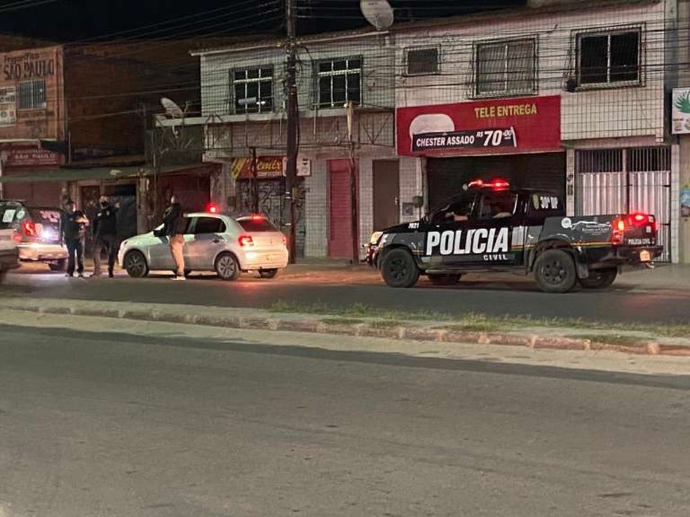Festa de forro com mais de 200 pessoas e encerrada e cantora e levada para delegacia