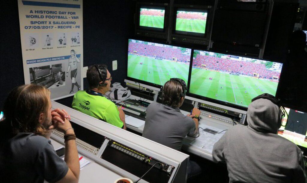 Fifa pede visual melhor no VAR para ajudar arbitros com impedimentos