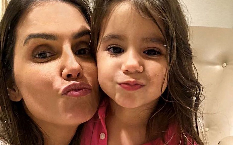 Filha de Deborah Secco Maria Flor vai estrear como atriz em Salve se quem puder