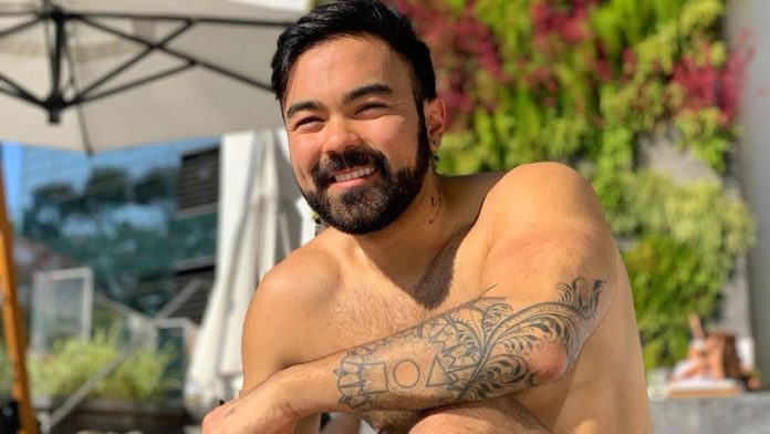 Filho de Mauricio de Sousa beija marido e comemora 13 anos de casados