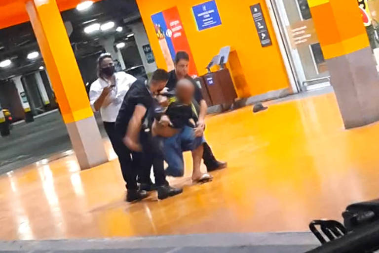 Funcionaria do Carrefour afirma a policia que Alberto Freitas a encarou e parecia estar furioso diz TV
