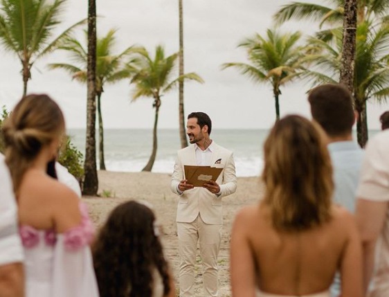 Homem decide casar consigo mesmo apos termino do noivado