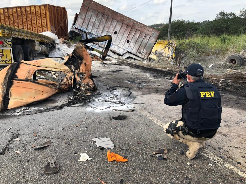 Homem morre apos colisao entre carreta e canavieiro em Capela