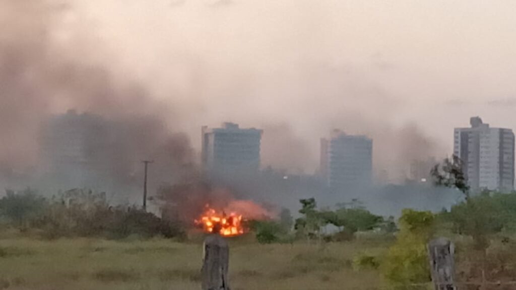 Incendio em matagal e registrado proximo ao Shopping Riomar