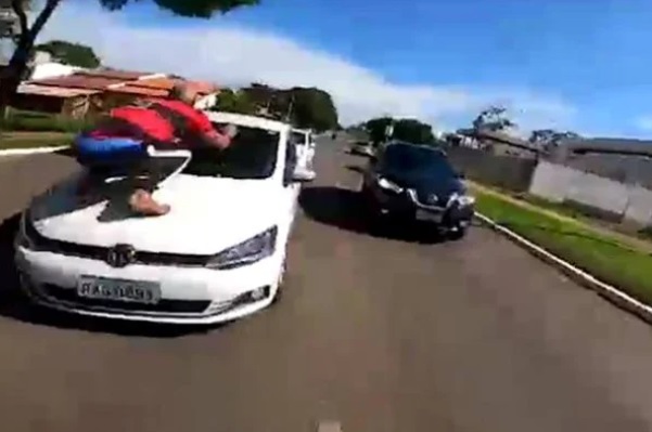 Ladrao salta sobre carros para fugir de abordagem da PM veja video