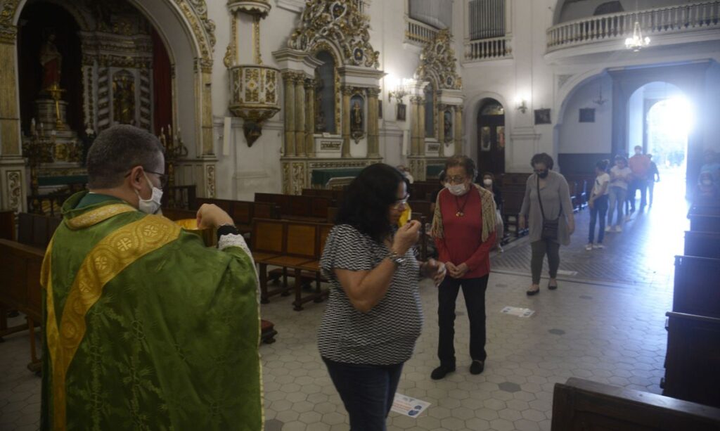 Ladrões-se-arrependem-após-roubarem-padre-e-o-salvam-de-afogamento-no-Pará