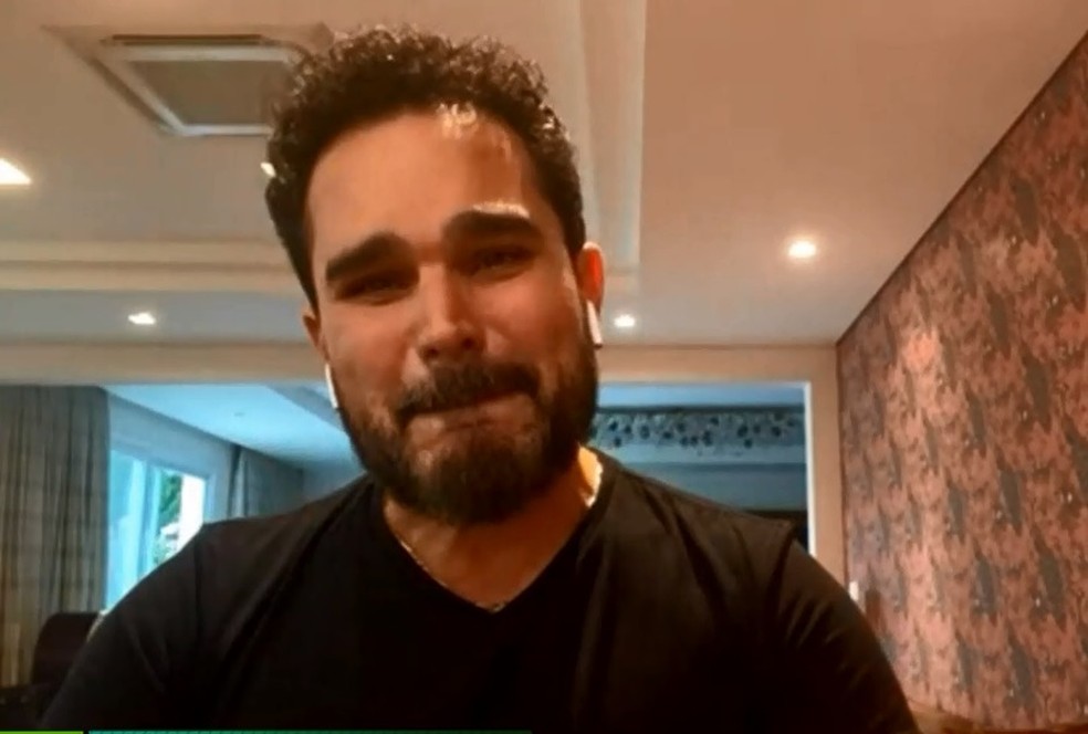 Luciano Camargo chora ao falar da morte do pai A covid tirou o ultimo abraco que poderia dar