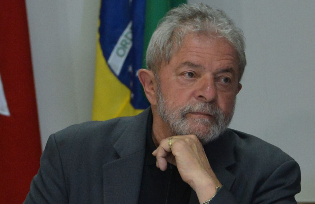 Lula-vota-e-brinca-com-álcool-em-gel-na-cabine-‘Passei-tanto-que-perdi-até-o-dedo’