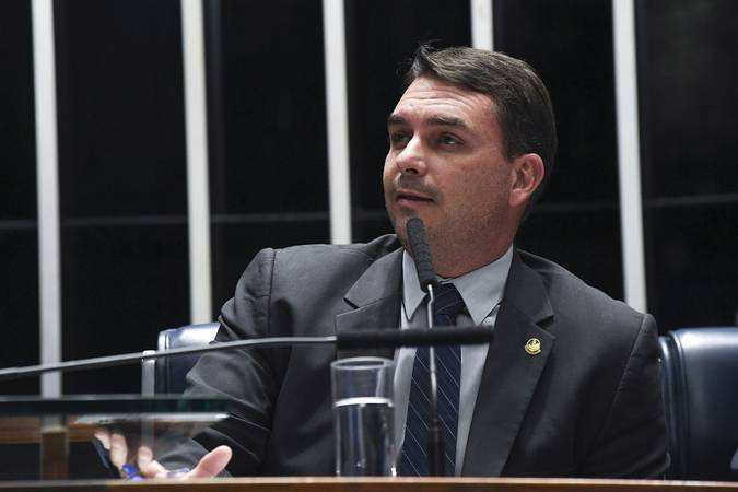 MP-RJ-aponta-‘enriquecimento-ilícito’-de-Flávio-Bolsonaro-e-valor-‘incalculável’-pago-em-espécie-por-Queiroz-diz-jornal