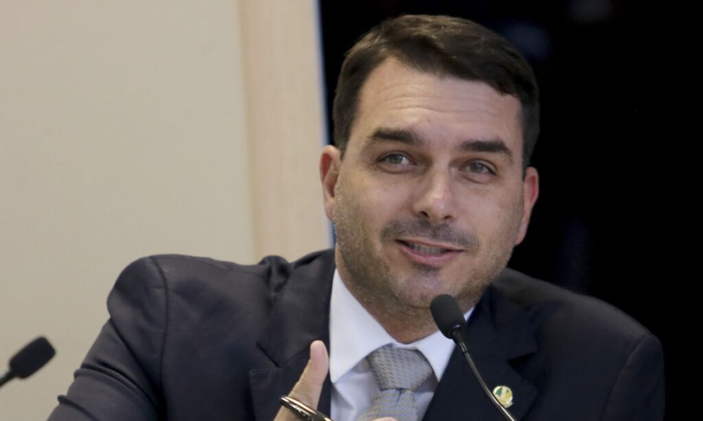 MP descobre que Flavio Bolsonaro omitiu da Receita investimento de R 90 mil em acoes diz jornal