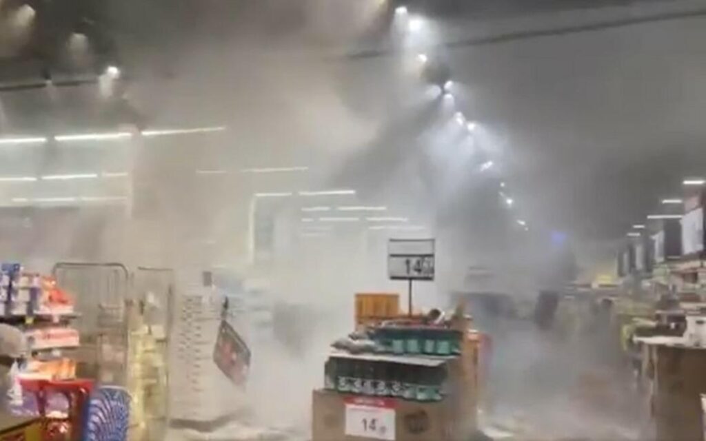 Manifestantes invadem Carrefour em Sao Paulo durante protesto contra morte de Joao Alberto