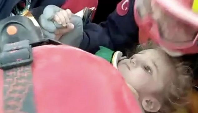 Menina de 3 anos e resgatada viva apos 65 horas nos escombros em terremoto na Turquia
