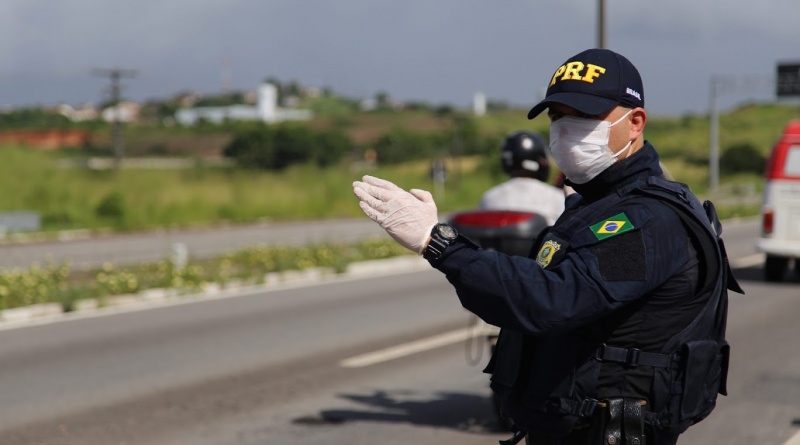 Motociclista sem habilitacao e flagrada pela PRF transportando recem nascido em Itabaiana na BR 235