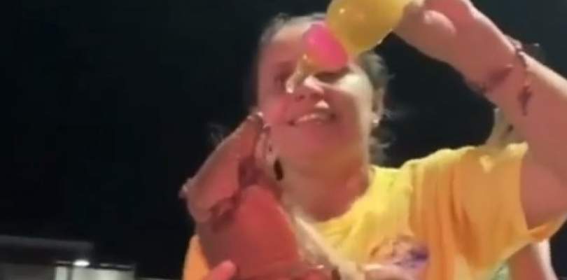 Mulher da bebida alcoolica para animal durante comemoracao politica veja video
