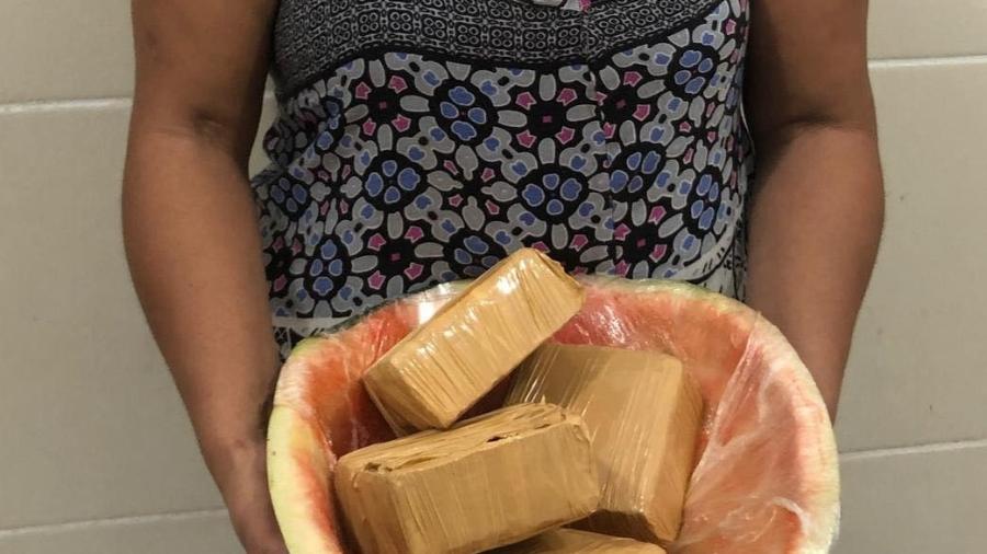 Mulher e presa com barriga falsa de melancia recheada de cocaina