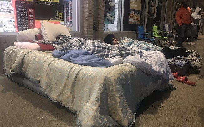 Mulher leva cama para fila e espera deitada pela Black Friday