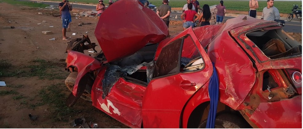 Mulher morre apos bater em pilha de concreto ao dirigir mexendo no celular