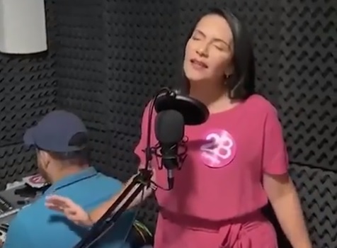 Na reta final da campanha eleitoral Danielle canta musica de Ivete veja