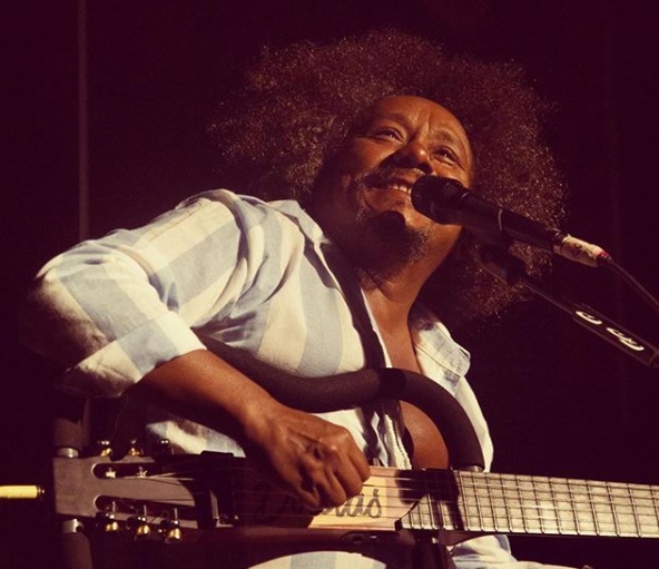 O que adianta ser um grande artista negro se a sua plateia e sempre branca diz cantor Chico Cesar