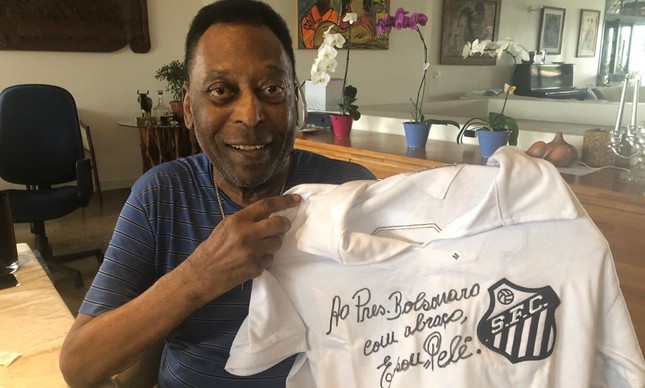 Pelé-envia-camisa-do-Santos-para-Bolsonaro-com-dedicatória-diz-colunista