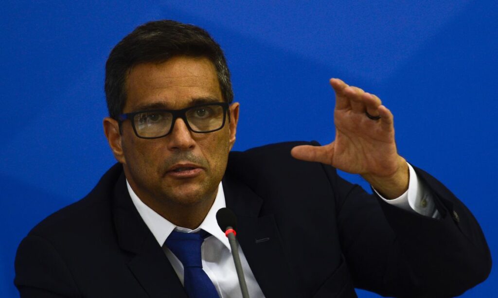 Prorrogar-auxílios-pode-contrair-economia-diz-Campos-Neto