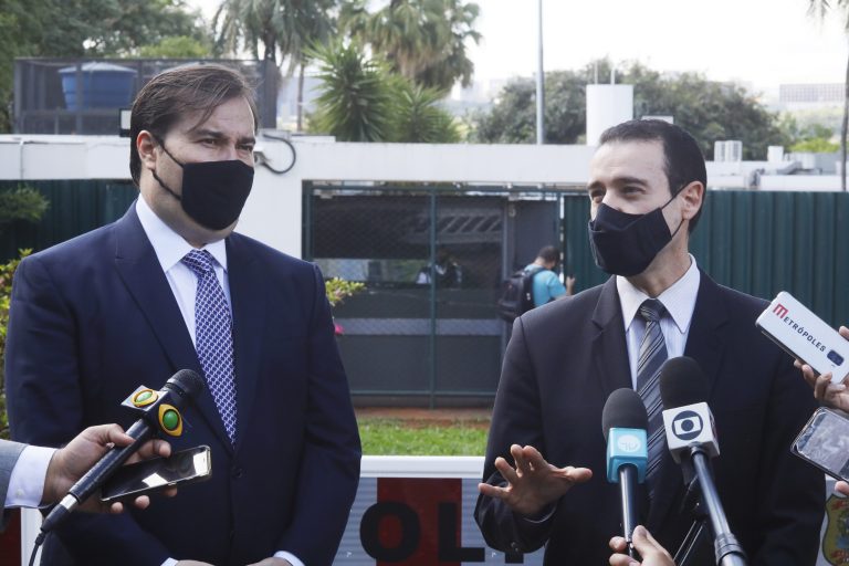 Rodrigo Maia recebe anteprojeto para controle de dados de investigacoes criminais