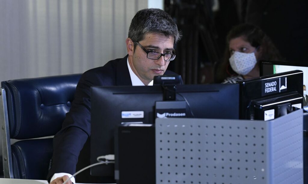 Senado suplente de Arolde de Oliveira morto por covid 19 toma posse