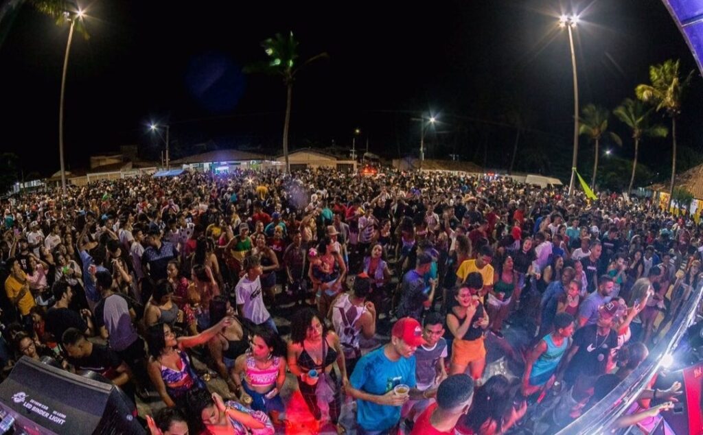 Show de Luanzinho Moraes tem grande aglomeracao e pessoas sem mascara em Pirambu veja video
