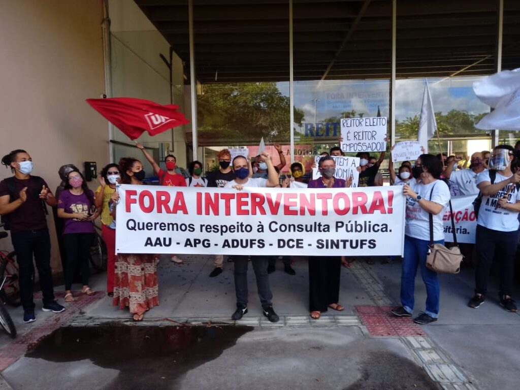 Sintufs-realiza-manifestação-contra-intervenção-do-Ministério-da-Educação-na-UFS