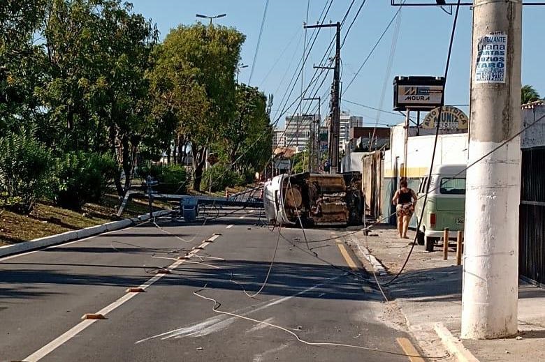 Tres pessoas ficam feridas apos carro colidir em poste na Avenida Beira Ma