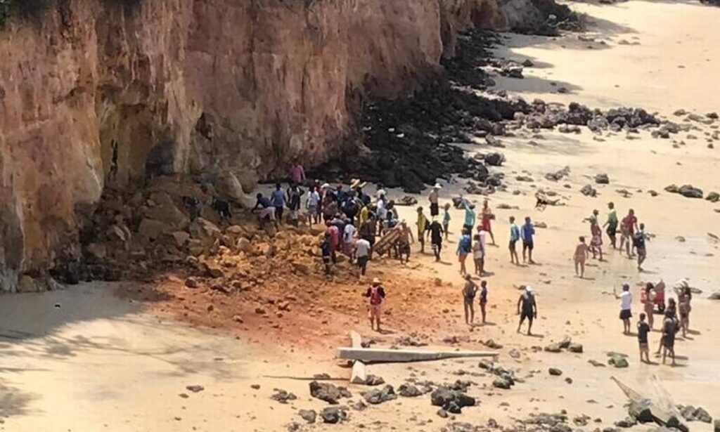 Tres pessoas morrem apos falesia desabar na praia de Pipa no Rio Grande do Norte