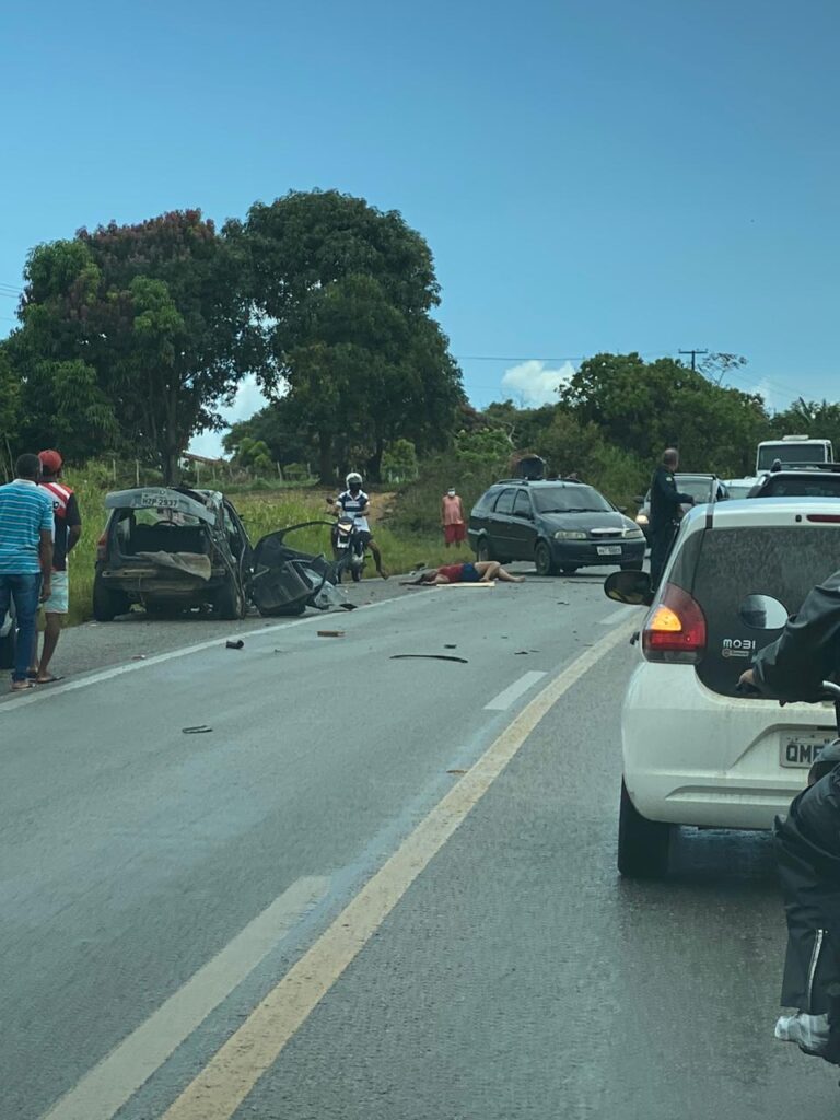 Um morre e tres ficam feridos em colisao na BR 325