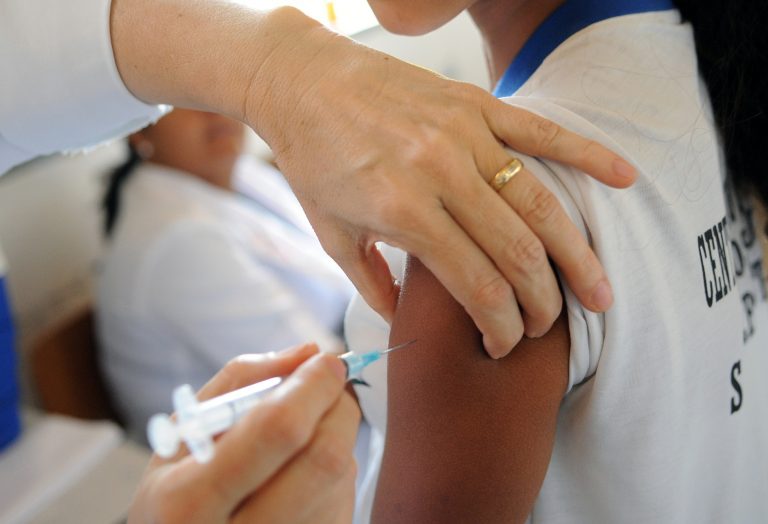 Vacinacao em massa contra covid 19 em paises mais pobres pode ocorrer so em 2024