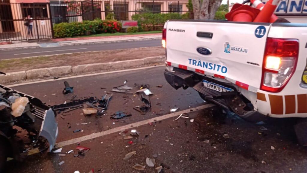 Viatura-da-SMTT-é-atingida-enquanto-retirav-veículo-capotado-na-avenida-Acrísio-Cruz