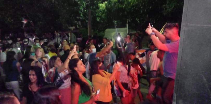 Video Aglomerados e sem mascara eleitores fazem paredao para celebrar vitoria de prefeito na Bahia