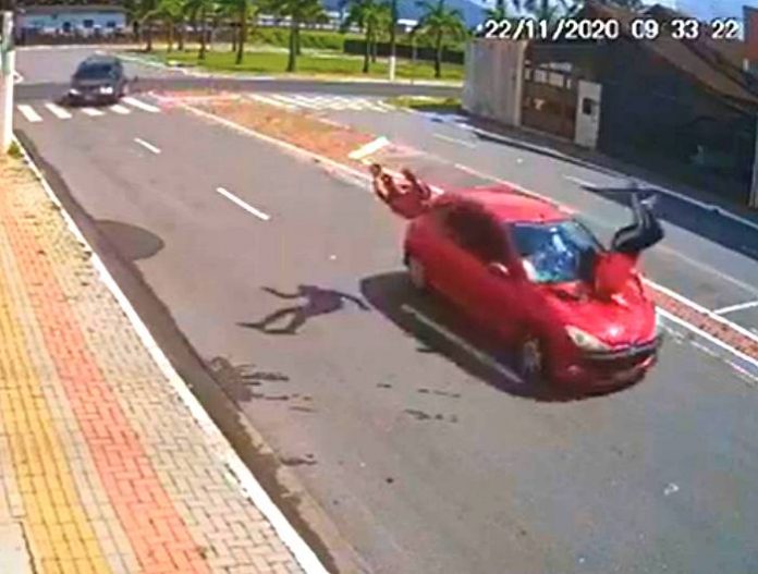 Video Casal e arremessado para longe apos ser atropelado por carros desgovernado