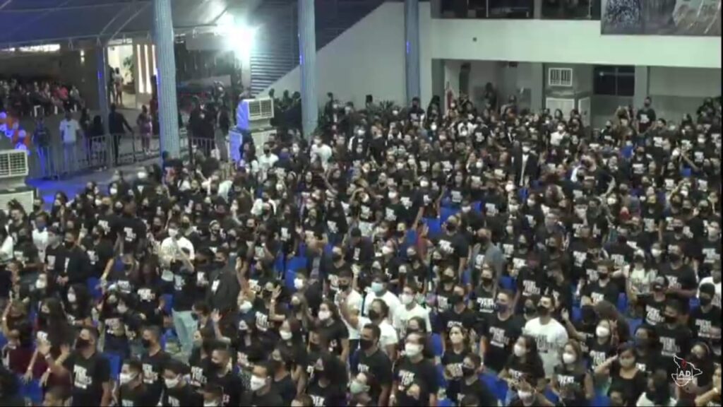 Aglomeracao e registrada durante culto em igreja evangelica no bairro Siqueira Campos
