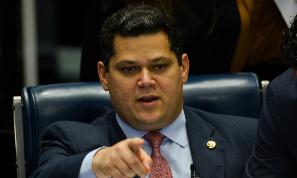 Alcolumbre intensifica articulacoes para eleger seu candidato no Senado diz jornal