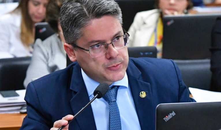 Alessandro Vieira comenta votos contra a reeleicao de Maia e Alcolumbre ainda temos juizes em Brasilia
