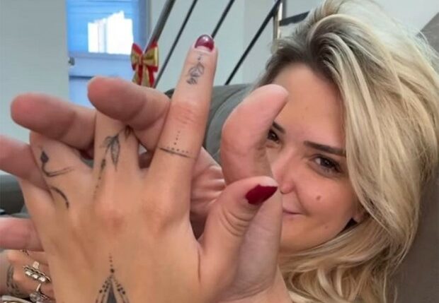 Apos assumirem affair ex BBB Marcela e cantora Luiza posam de maos dadas e1609075561625