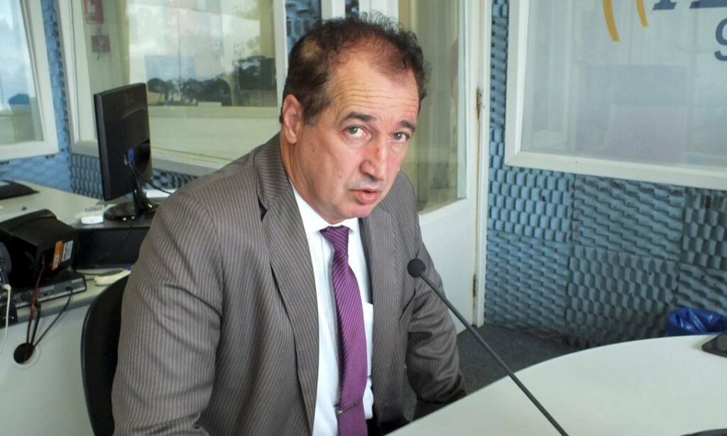 Apos enviar oficio afirmando que nao queria trabalhar muito procurador minimiza e diz que frase era ironia