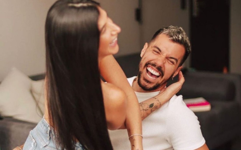 Apos final Lipe vai embora de limusine e comemora noite com Ya Hoje tem