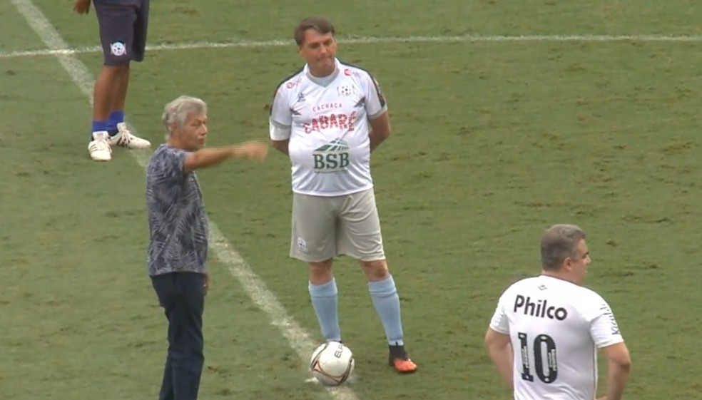 Apos participar de jogo de futebol Bolsonaro diz que Brasil nao aguenta lockdown e elogia quem desrespeita isolamento