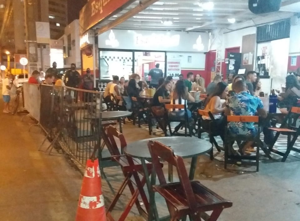 As mascaras para protecao contra covid 19 nao devem ser retiradas mesmo quando os clientes estejam acomodados em bares restaurantes lanchonetes e estabelecimentos semelhantes em Aracaju.